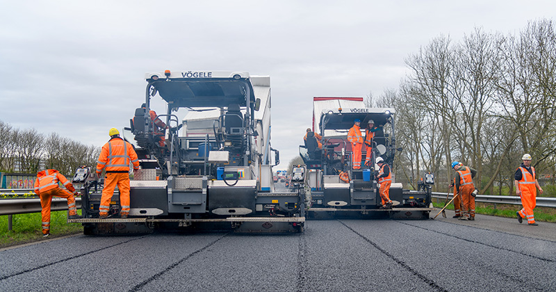 Werknemers met machines bezig met de vernieuwing van het asfalt bij Werkendam-Avelingen langs de A27 Houten - Hooipolder. 